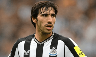 Tonali, jolla oli yllään Newcastle United -paita, nousi vähitellen esiin Tonali, jolla oli yllään Newcastle United -paita, nousi vähitellen esiin