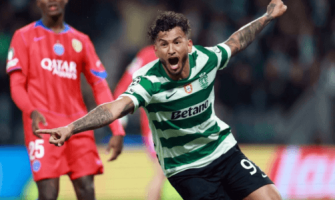 Luis Suarez kantaa Sporting CP:n hyökkäyslippua