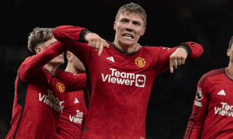 0-2-3-2 Manchester United voitti Aston Villan 0-2-3-2 Manchester United voitti Aston Villan