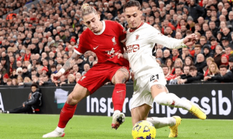 Liverpool pelaa tasapelissä Manchester Unitedin kanssa ja menettää kärkipaikan Liverpool pelaa tasapelissä Manchester Unitedin kanssa ja menettää kärkipaikan